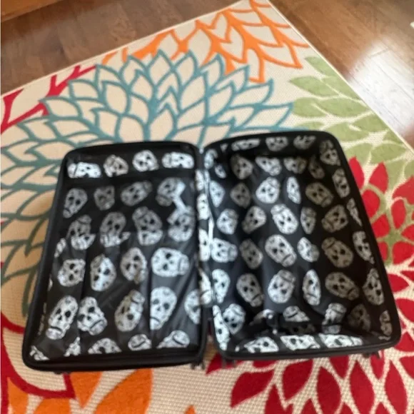 IT IMPAKT LUGGAGE “BLACK SKULL” 28” LARGE HARDSIDE ROLLER LUGGAGE NWT - Picture 8 of 10